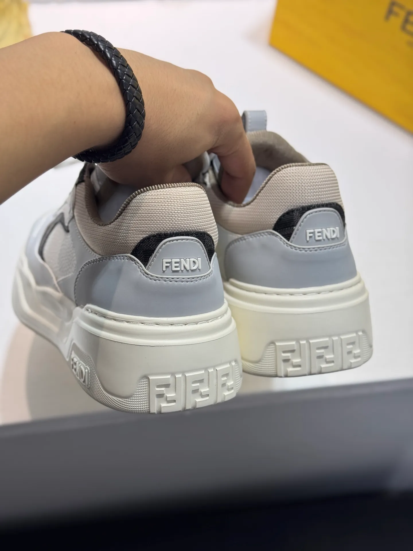 Men's men's shoes 💰560 [New style] 🦥🦥FENDI Fendi high version latest Force series calfskin FF mesh round toe thick sole low-top sports sneakers, these Force lace-up low-top shoes. Made of white full-grain leather and white and brown smooth leather. Padded. Brown FF jacquard and yellow technical fabric details. Lightweight and thick white sole with FF pattern details on the toe and heel ✔️Fabric: Imported first-layer cowhide breathable mesh ✔️Inner lining: Customized breathable mesh ✔️Sole: Open-molded rubber foam material ✔️Sole thickness: 7CM Size: #Men's 38-44 (45 is custom-made and cannot be returned or exchanged